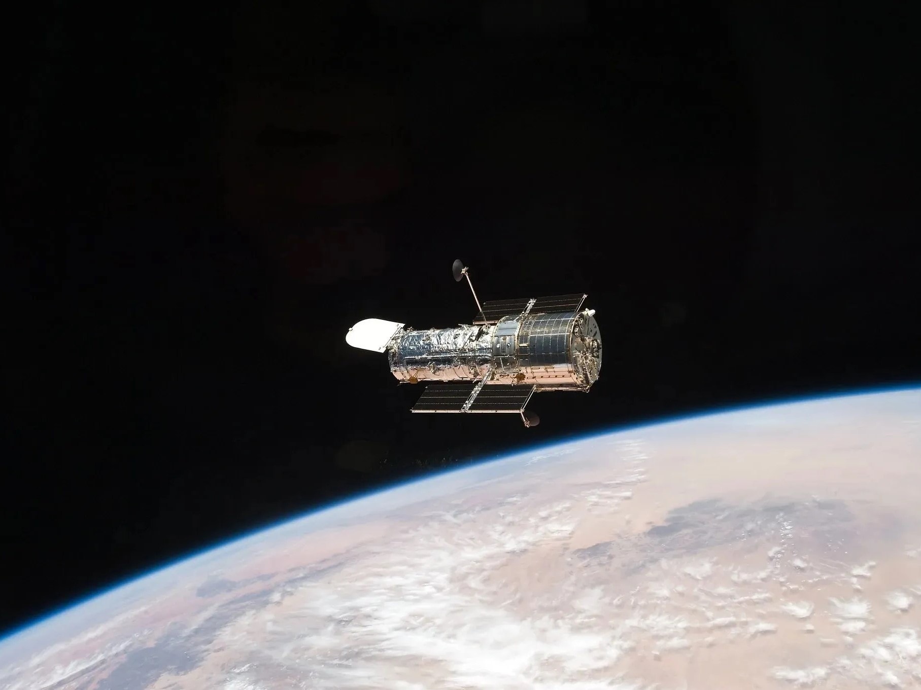 Kính viễn vọng không gian Hubble trong quỹ đạo