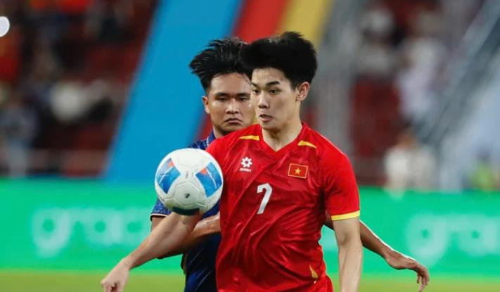 Đình Bắc ăn mừng cùng các đồng đội tại đấu trường SEA Games
