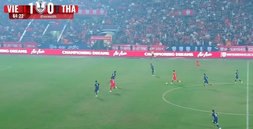 Hoàng Đức đối đầu với các cầu thủ Thái Lan