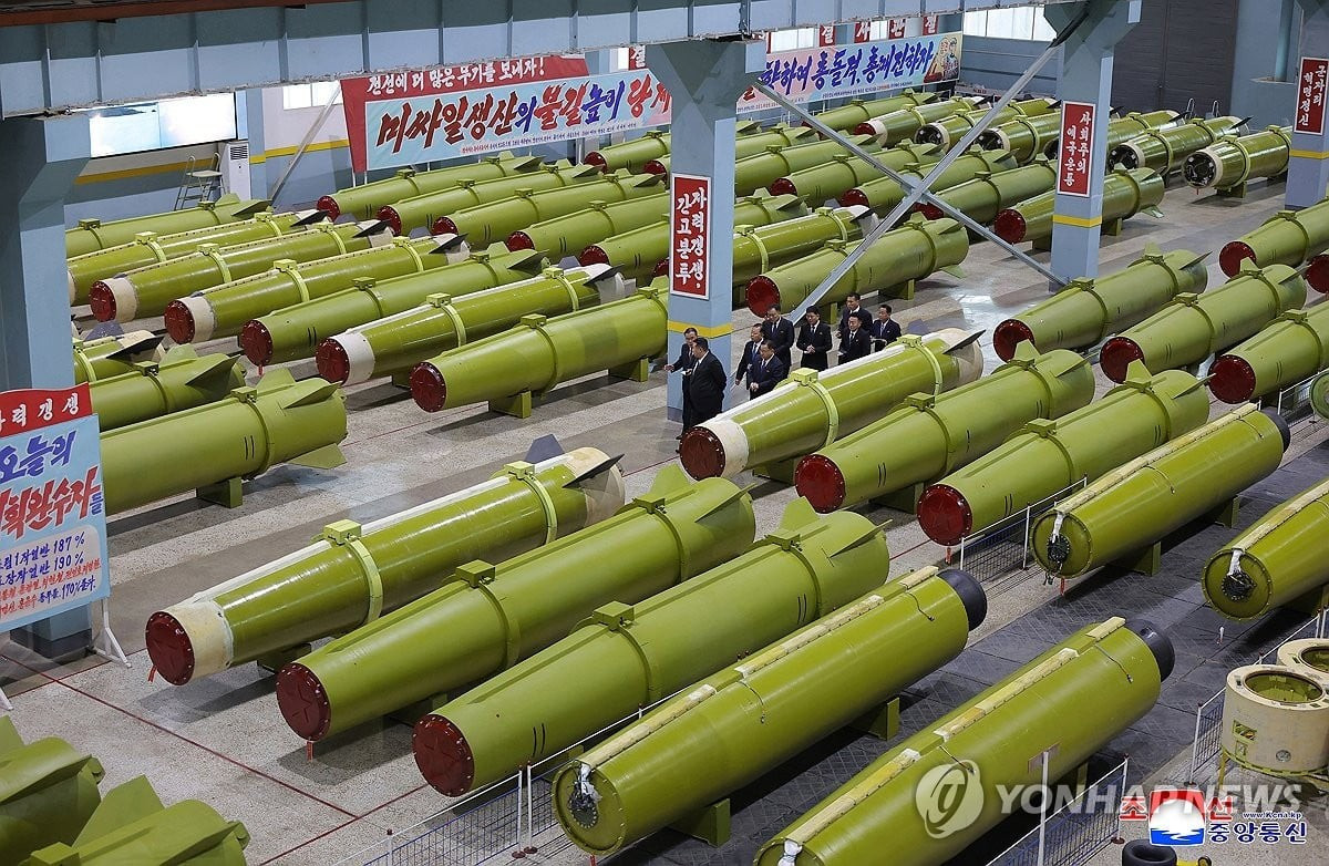Chủ tịch Kim Jong-un chỉ đạo sản xuất tên lửa và đạn pháo tại Triều Tiên.
