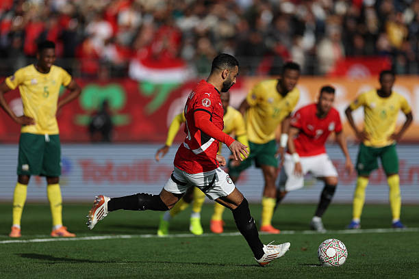 Mohamed Salah thực hiện thành công quả phạt đền đem về lợi thế cho Ai Cập.