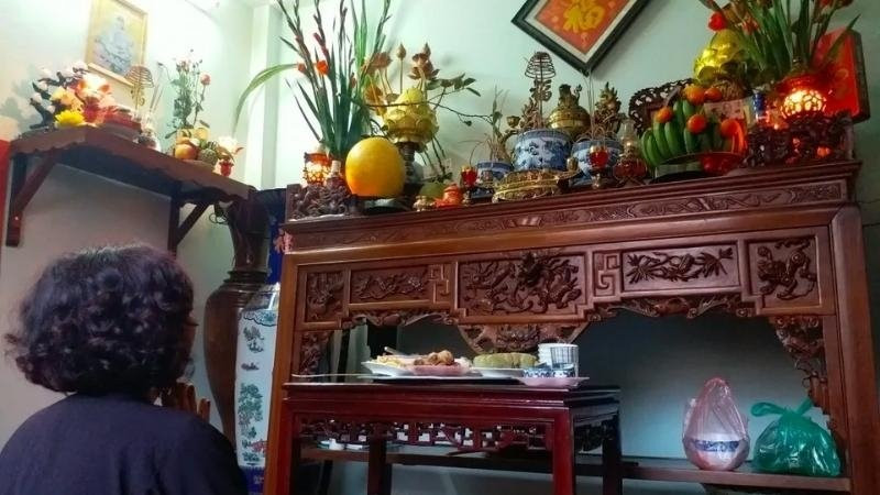 Gia chủ nên thắp hương bàn thờ gia tiên