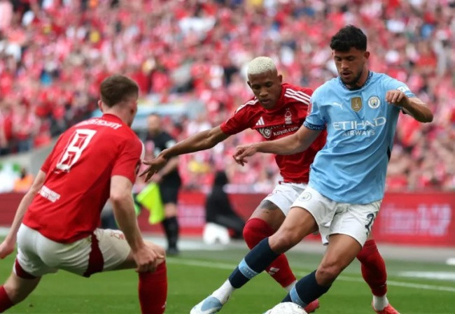 Các cầu thủ Manchester City tập luyện chuẩn bị cho trận đấu quan trọng tại City Ground.