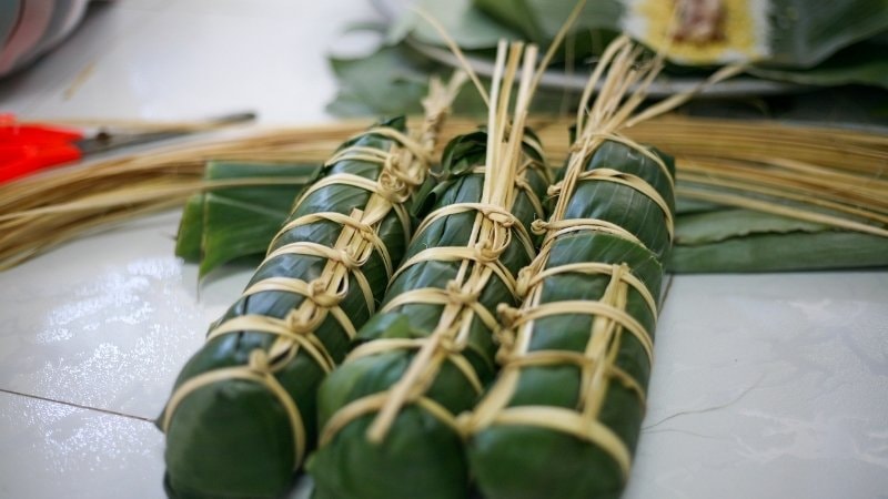 Bánh tét đại diện cho sự bao bọc, đoàn kết của gia đình