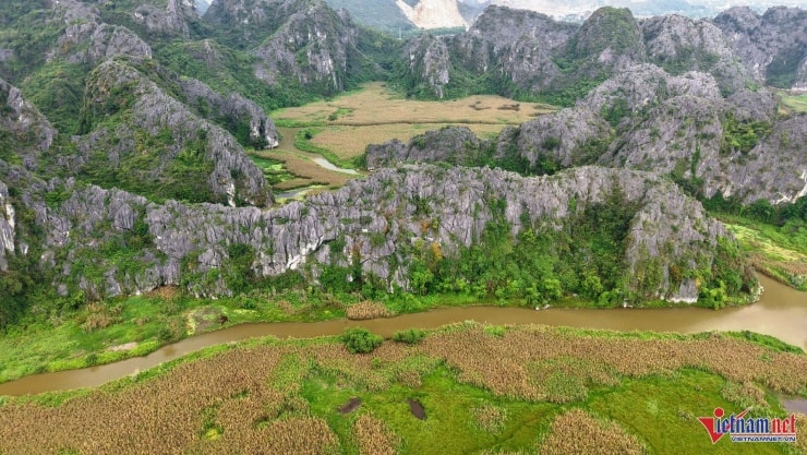 Nơi đây có diện tích khoảng 3.000ha, trong đó 3/4 diện tích là núi đá, 1/4 diện tích là đất ngập nước