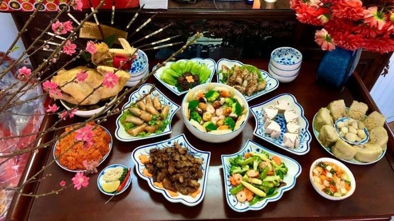 Mâm cúng giao thừa có bánh để thể hiện lòng biết ơn tổ tiên, cầu mong sự gắn kết gia đình