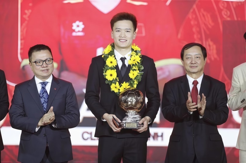 Nguyễn Hoàng Đức nhận Quả bóng vàng Việt Nam 2025 tại đêm Gala vinh danh