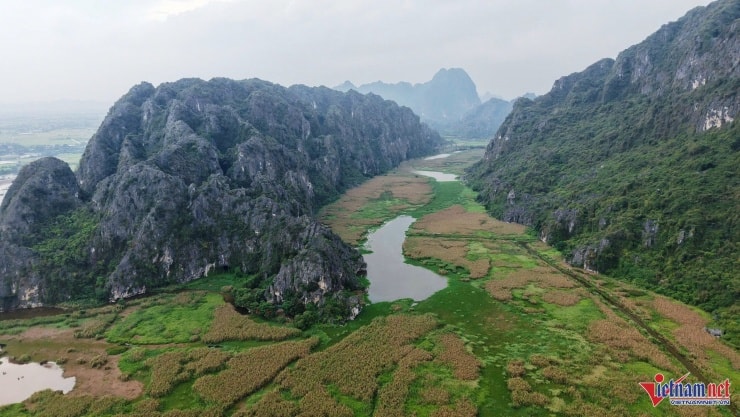 Núi Mèo Cào nằm độc lập như một hòn đảo với diện tích ngập nước bao quanh