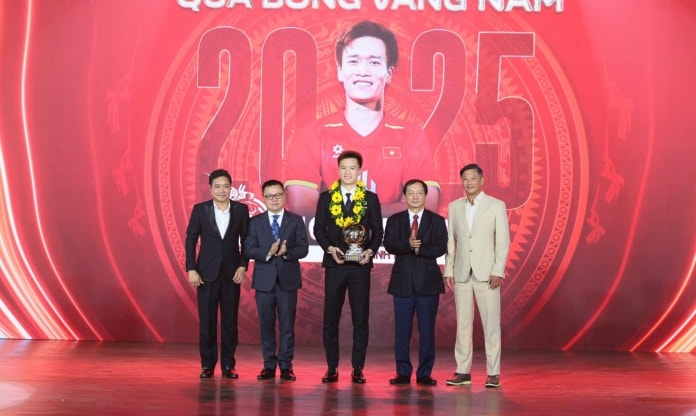Nguyễn Hoàng Đức cùng danh hiệu Quả bóng vàng thứ ba trong sự nghiệp và nhà tài trợ