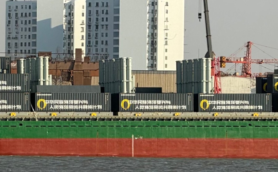 Tàu container ZHONG DA 79 được hoán cải thành tàu kho vũ khí tại Thượng Hải.