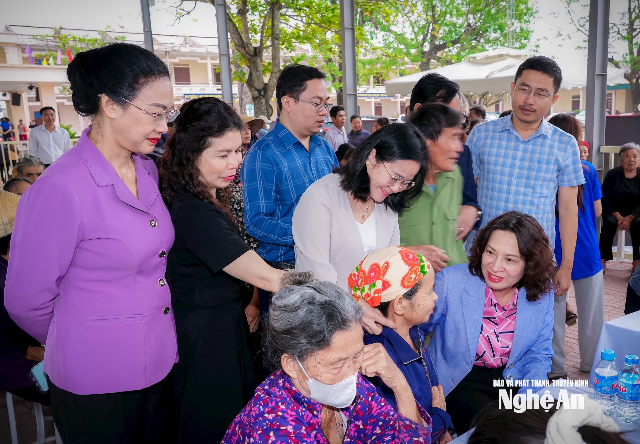 Ảnh 10-Lãnh đạo Bộ Y tế, Sở Y tế Nghệ An thăm hỏi người dân xã An Châu đến khám sàng lọc bệnh tim mạch, thận, chuyển hóa. Ảnh Thành Chung