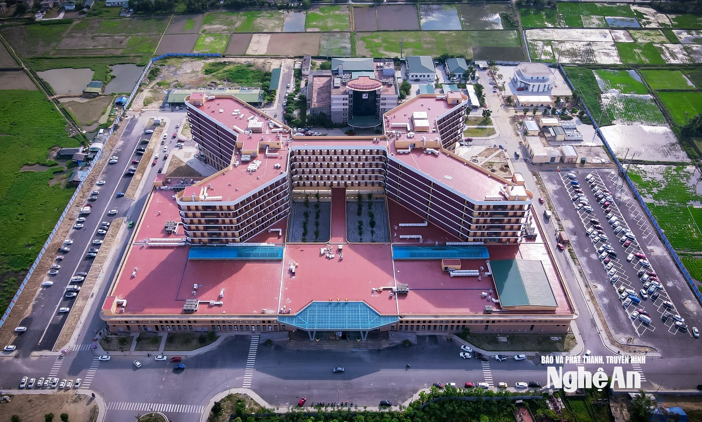 Ảnh 7 - Khánh thành và đưa vào sử dụng công trình Bệnh viện Ung bướu Nghệ An giai đoạn 2. Ảnh Thành Chung (4)