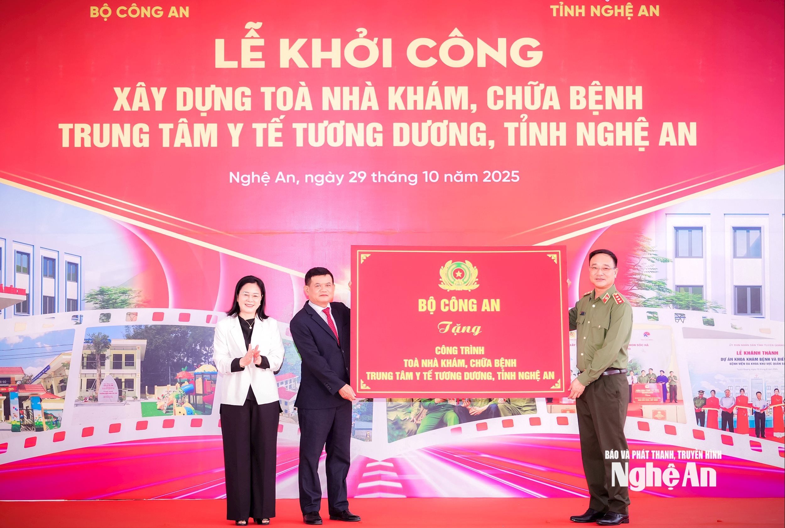 Ảnh 8 - Thượng tướng Phạm Thế Tùng - Thứ trưởng Bộ Công an trao tặng biểu trưng kinh phí xây dựng Trung tâm Y tế Tương Dương. Ảnh Thành Chung