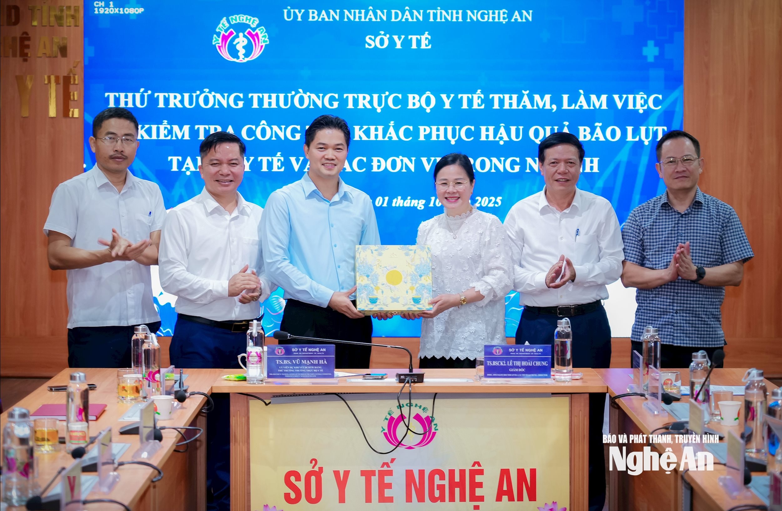 Ảnh 9 - Đồng chí Vũ Mạnh Hà - Ủy viên dự khuyết Ban Chấp hành Trung ương Đảng, Thứ trưởng Thường trực Bộ Y tế tặng quà cho trẻ em Làng trẻ SOS Vinh. Ảnh Thành Chung