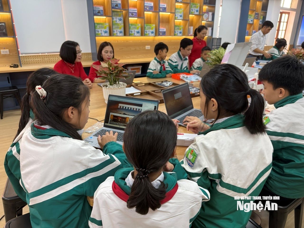 Học sinh Trường THCS Thanh Lương tập vẽ 3D. Ảnh: Hương Gian