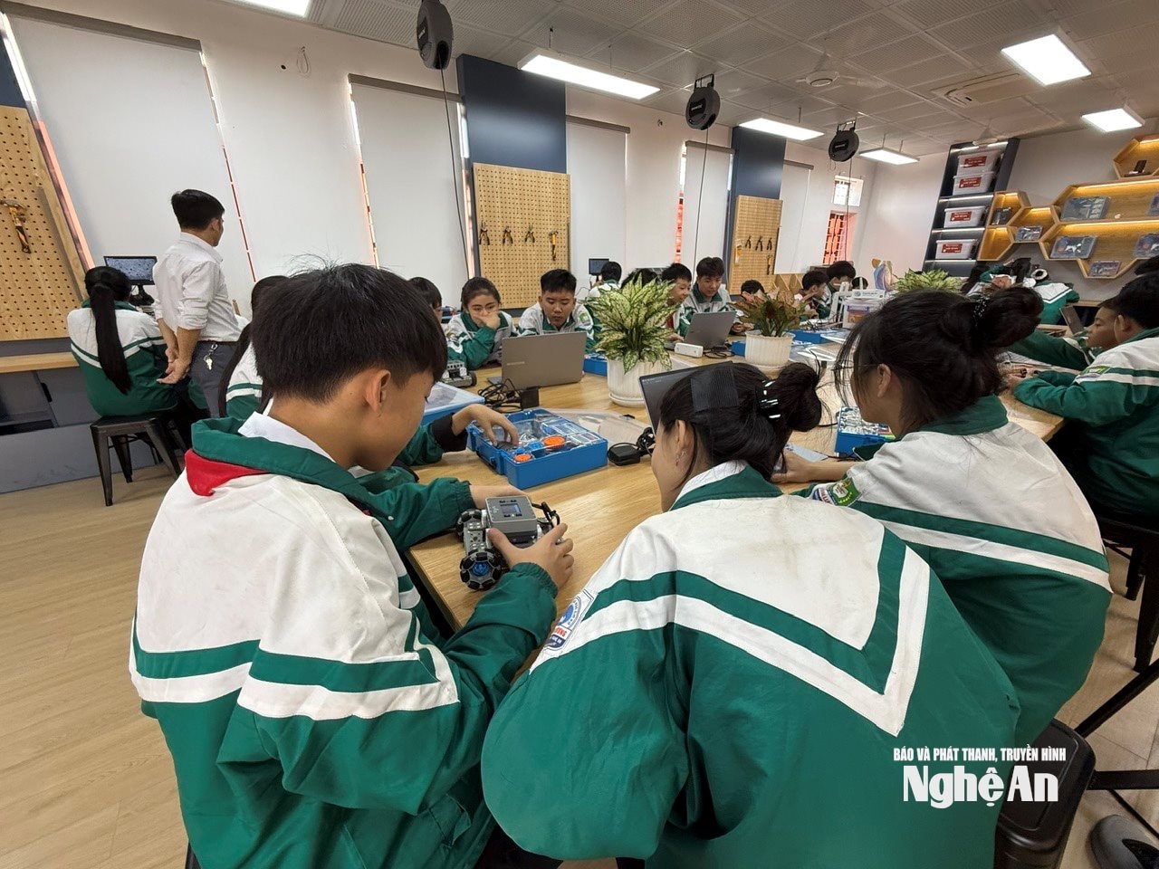Học sinh trường THCS Thanh Lương lắp ráp Robot