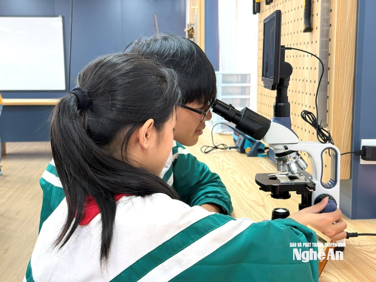 Học sinh trường THCS Thanh Lương say sưa trải nghiệm kính hiển vi hiện đại