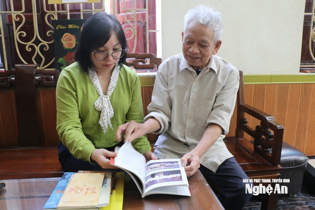 Thầy giáo Hoàng Tư Hậu chia sẻ với học trò về những ngày tháng đi B. Ảnh KL