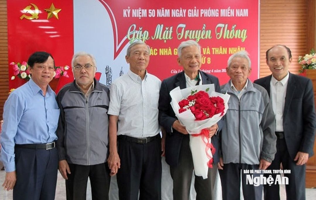 Thầy giáo Hoàng Tư Hậu (thứ 2 phải sang) tại cuộc gặp mặt truyền thống lần thứ 8 các cựu nhà giáo Nghệ An đi B.