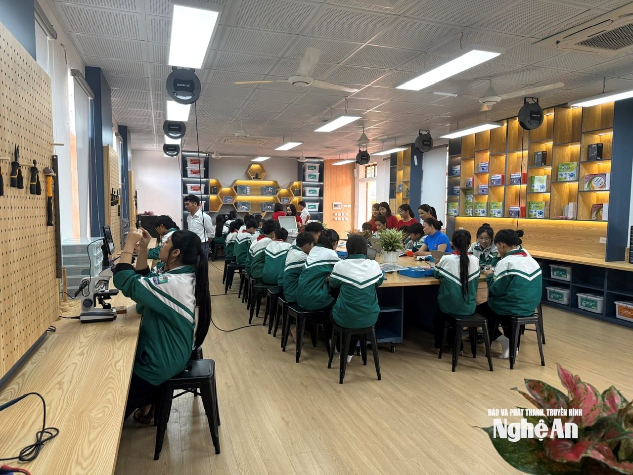 Thầy trò trường THCS Thanh Lương say sưa khám phá phòng học STEM