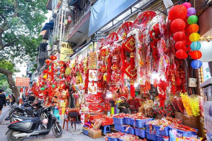 Những cây thông và đồ trang trí Giáng sinh được dỡ xuống, nhường chỗ cho câu đối đỏ, đèn lồng và vật phẩm Tết truyền thống xuất hiện tràn ngập trên phố Hàng Mã.