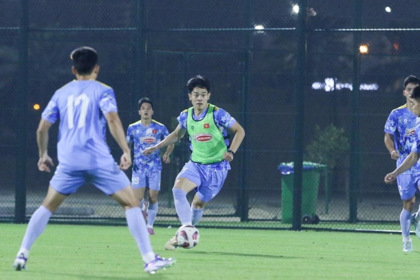 Đình Bắc cùng các đồng đội ở U23 Việt Nam hăng say tập luyện trong buổi tập đầu tiên tại Qatar
