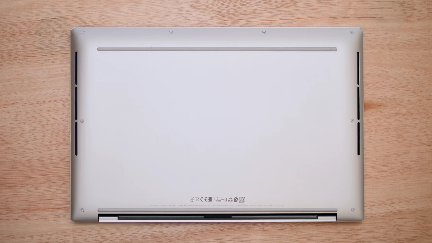 Độ mỏng và viền màn hình của Dell XPS 14 Premium