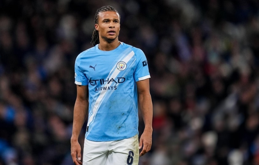 Nathan Ake được đánh giá là phương án chuyển nhượng thực tế cho Barcelona vào tháng 1