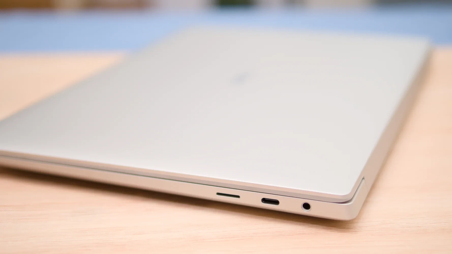 Các cổng kết nối trên cạnh máy Dell XPS 14 Premium