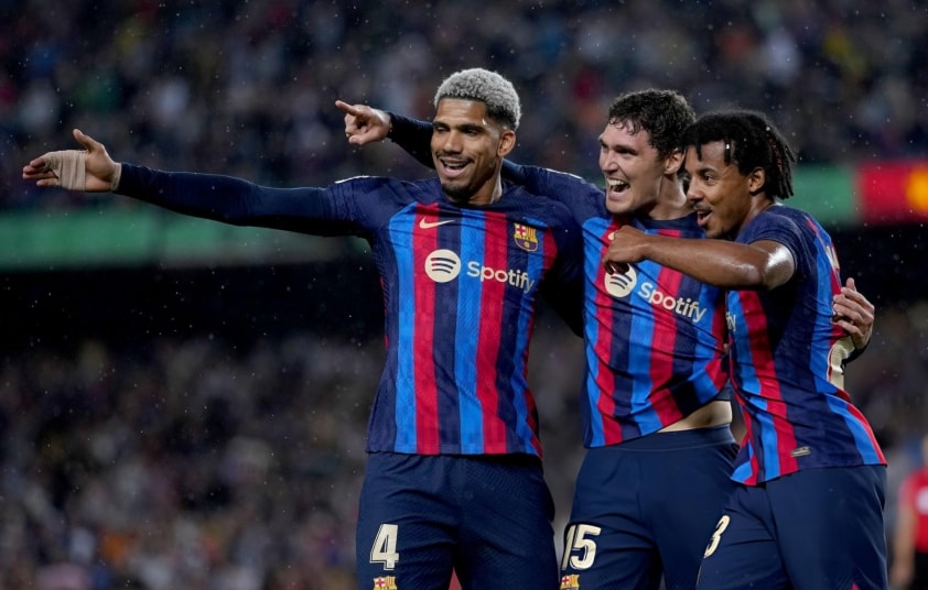 Hàng phòng ngự Barcelona đang mỏng hơn bao giờ hết do các ca chấn thương dài hạn