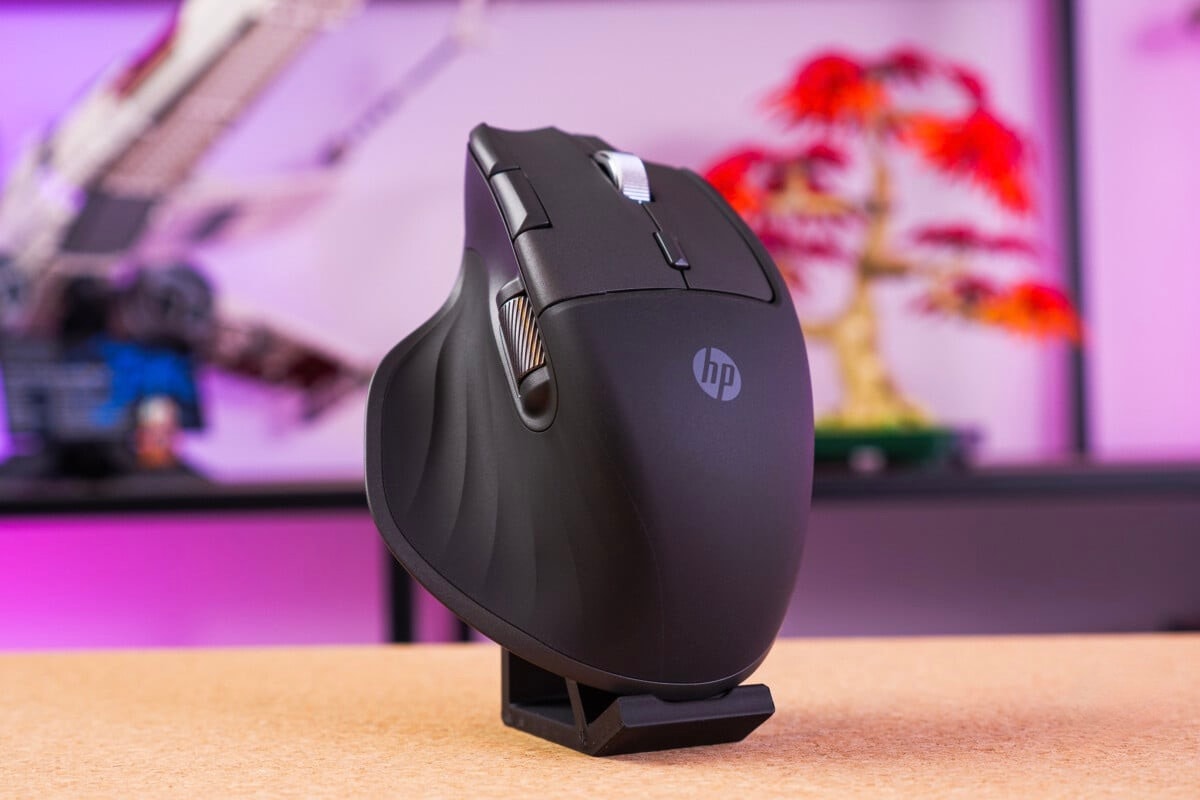 HP Ultra-Fast Scroll Wireless Mouse 785M trong không gian làm việc