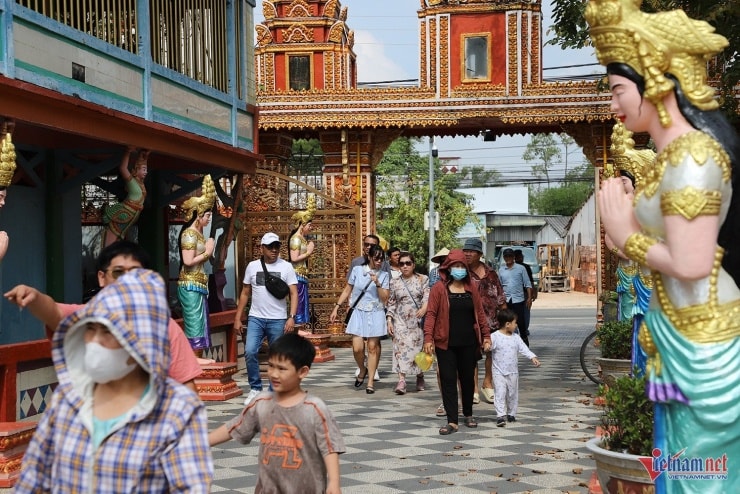 Du khách tham quan chùa Chén Kiểu
