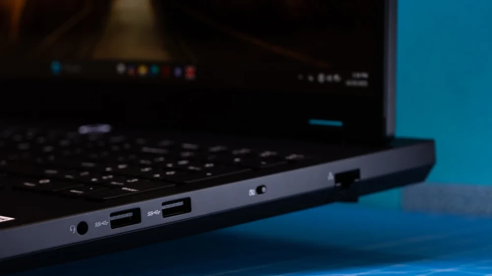 Cổng kết nối bên cạnh trái của Lenovo Legion Pro 5 Gen 10