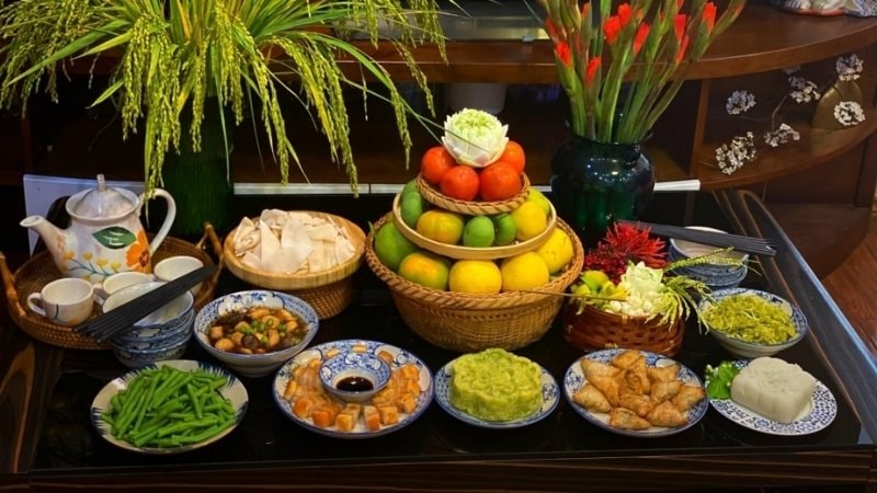 Sử dụng hoa tươi và trái cây thật để đảm bảo sự trang trọng