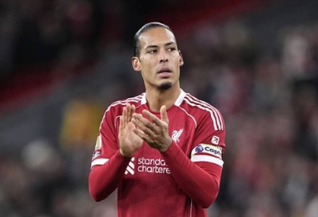 Virgil van Dijk chỉ huy hàng phòng ngự