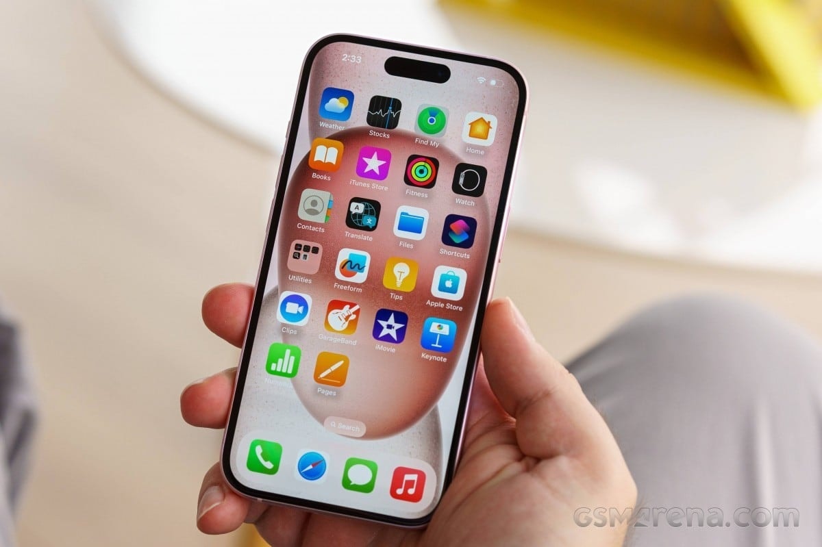Màn hình OLED 6.1 inch trên iPhone 15 mang lại khả năng hiển thị ấn tượng.