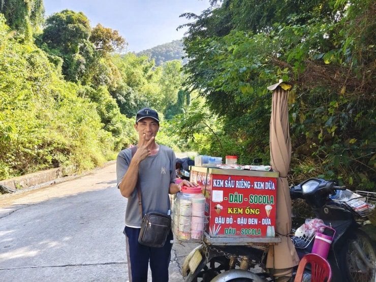 Anh Tuấn - anh bán kem gây sốt trên đảo Hòn Sơn