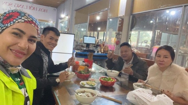 Arezoo Eskandari thưởng thức bữa ăn cùng người dân địa phương tại Việt Nam