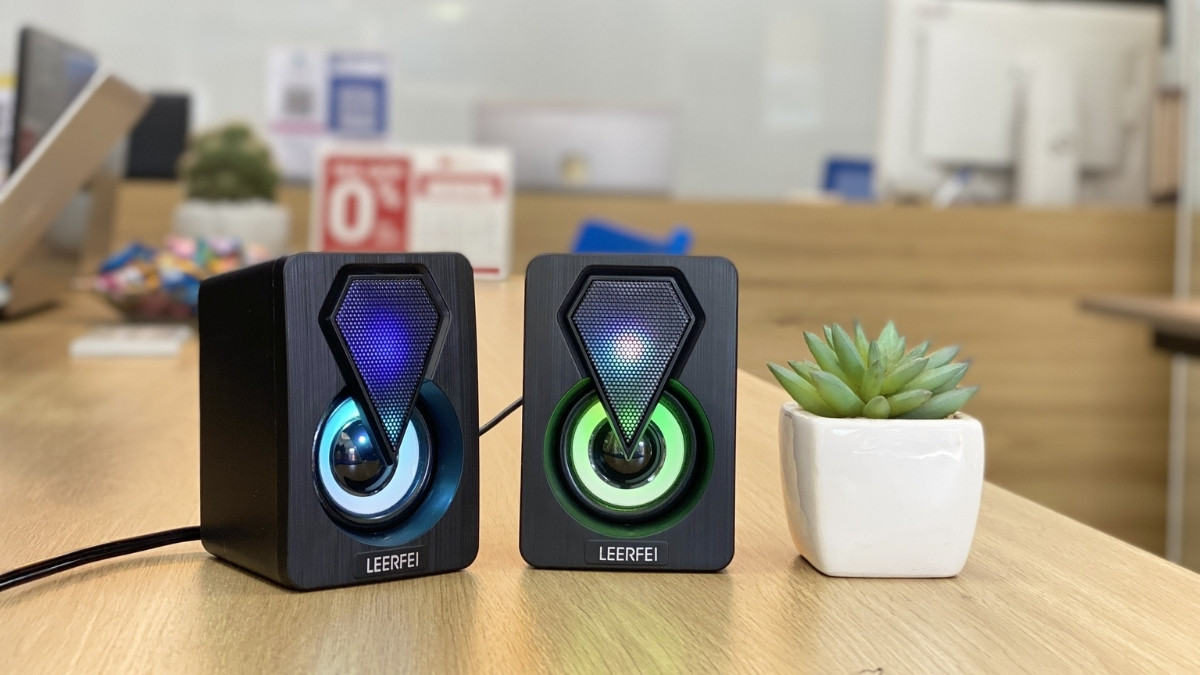 Hệ thống loa 2.0 với hai loa vệ tinh đơn giản cho bàn làm việc.