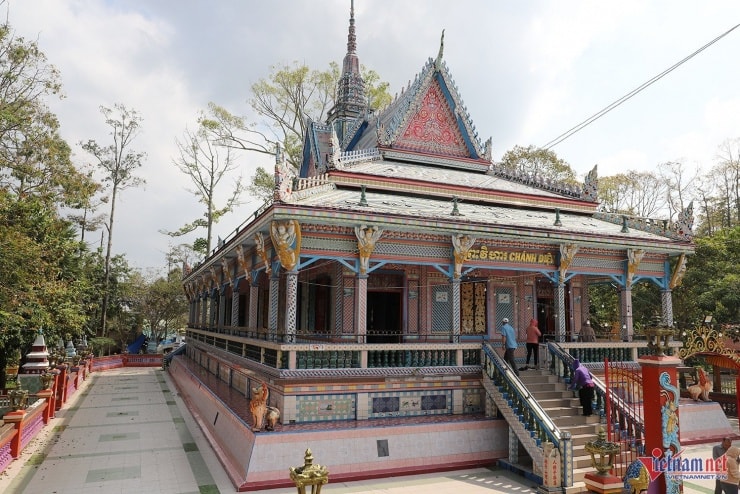 Chánh điện chùa Chén Kiểu được ốp bằng mảnh chén đĩa vỡ