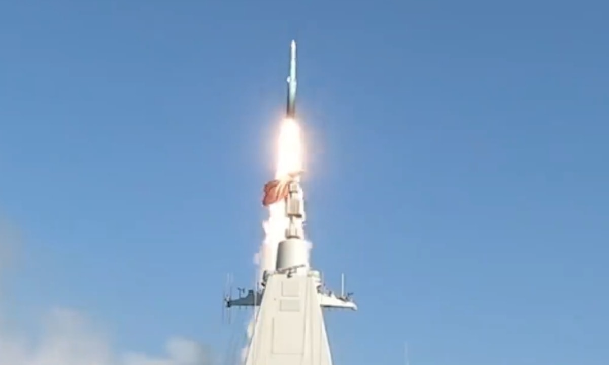 Tàu khu trục Type 055 Wuxi phóng thử tên lửa YJ-20