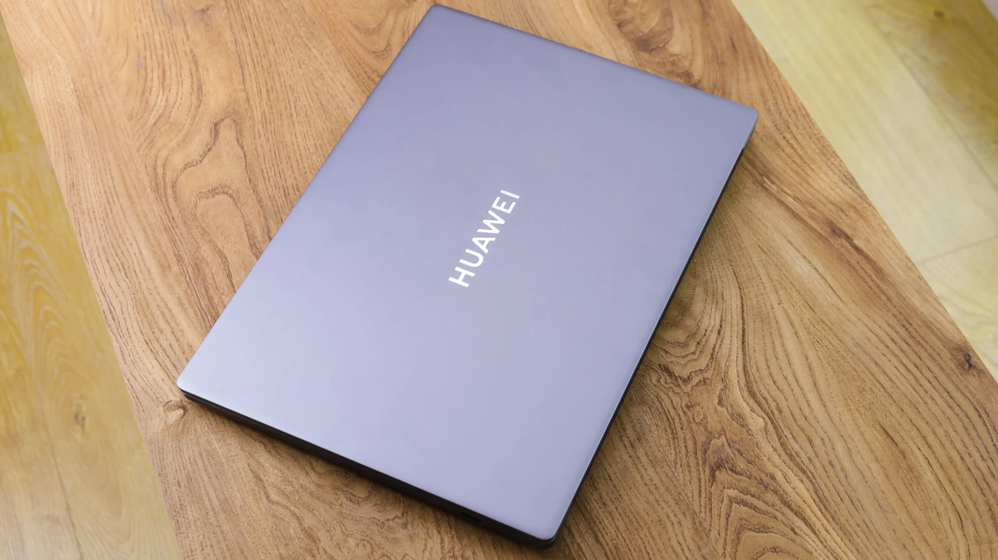 Thiết kế tổng thể của Huawei MateBook D 16 với vỏ kim loại và màn hình lớn.