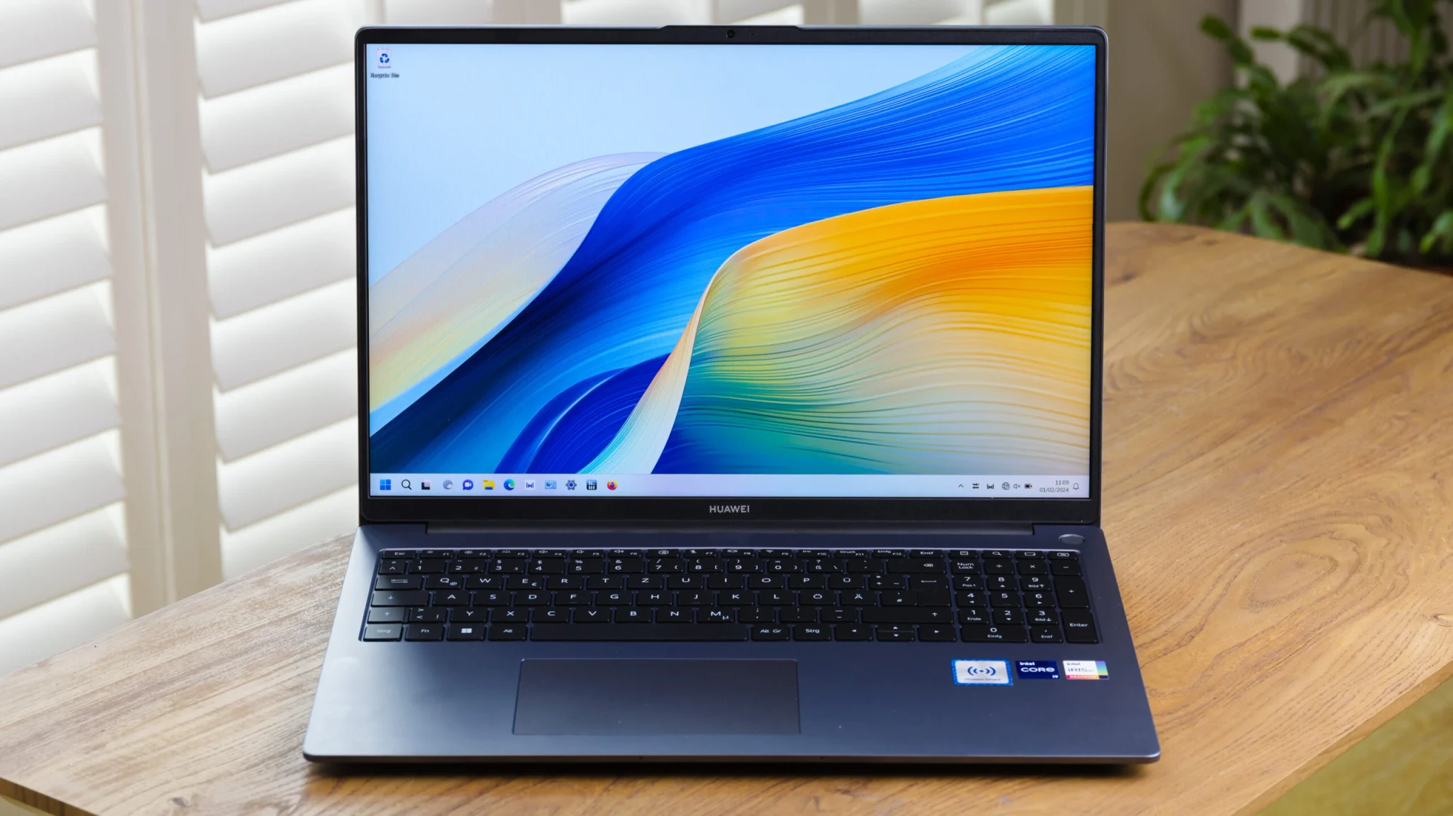 Màn hình 16 inch của Huawei MateBook D 16 có độ tương phản và độ chính xác màu sắc cao.