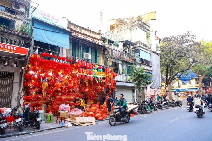 Phố Hàng Mã là điểm đến quen thuộc mỗi dịp cuối năm của người dân Hà Nội.
