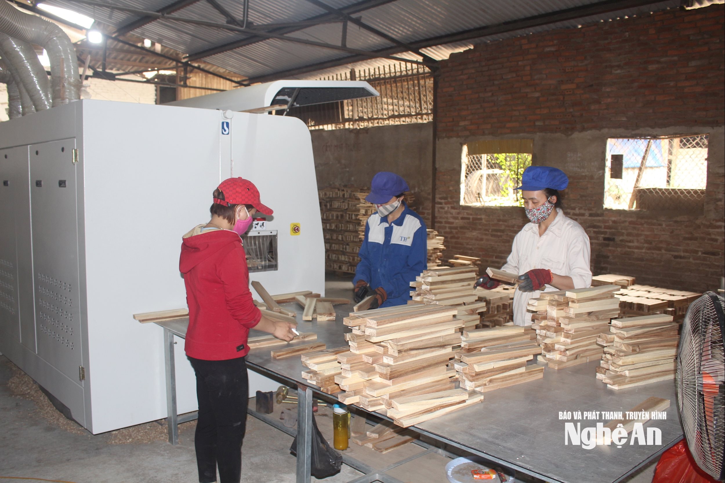 Sản xuất tấm gỗ ghép thanh tại Công ty TNHH MTV lâm nông nghiệp Sông Hiếu 