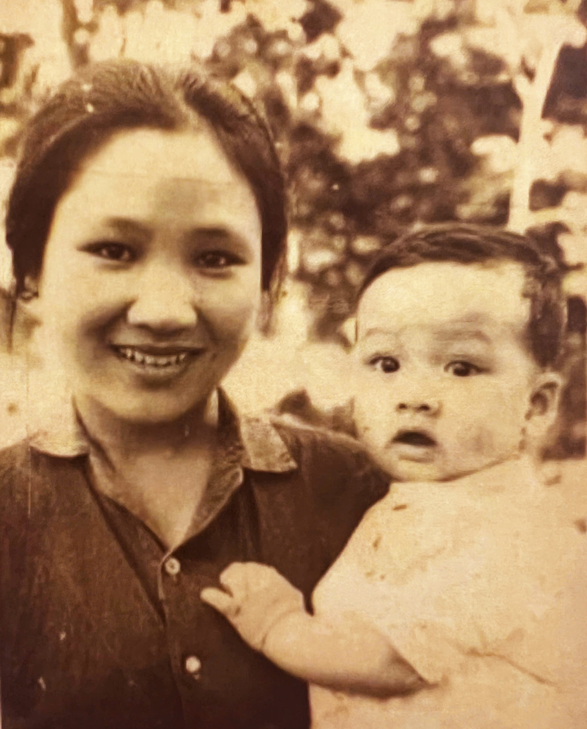 Vợ và con trai thầy giáo Hoàng Tư Hậu. Ảnh NVCC