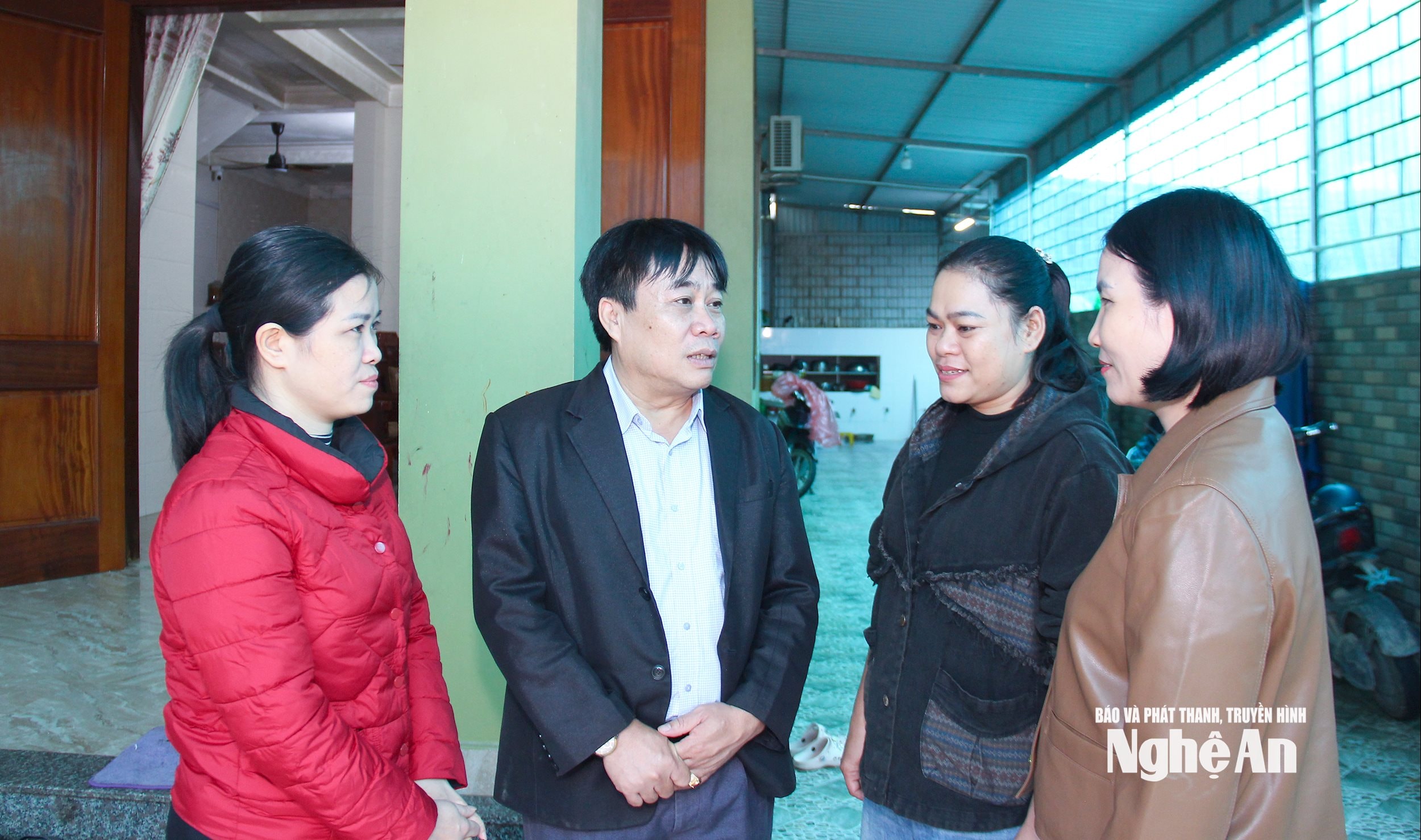  Cán bộ TYM Nghệ An trao đổi với chị Phương