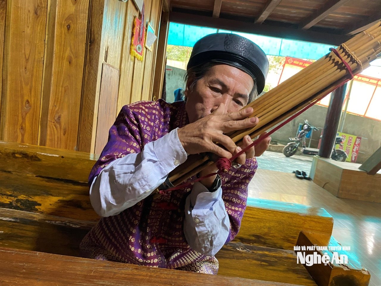 الصورة 2. الحرفي لو فييت شوان منغمس في صناعة آلة النفخ المصنوعة من الخيزران.