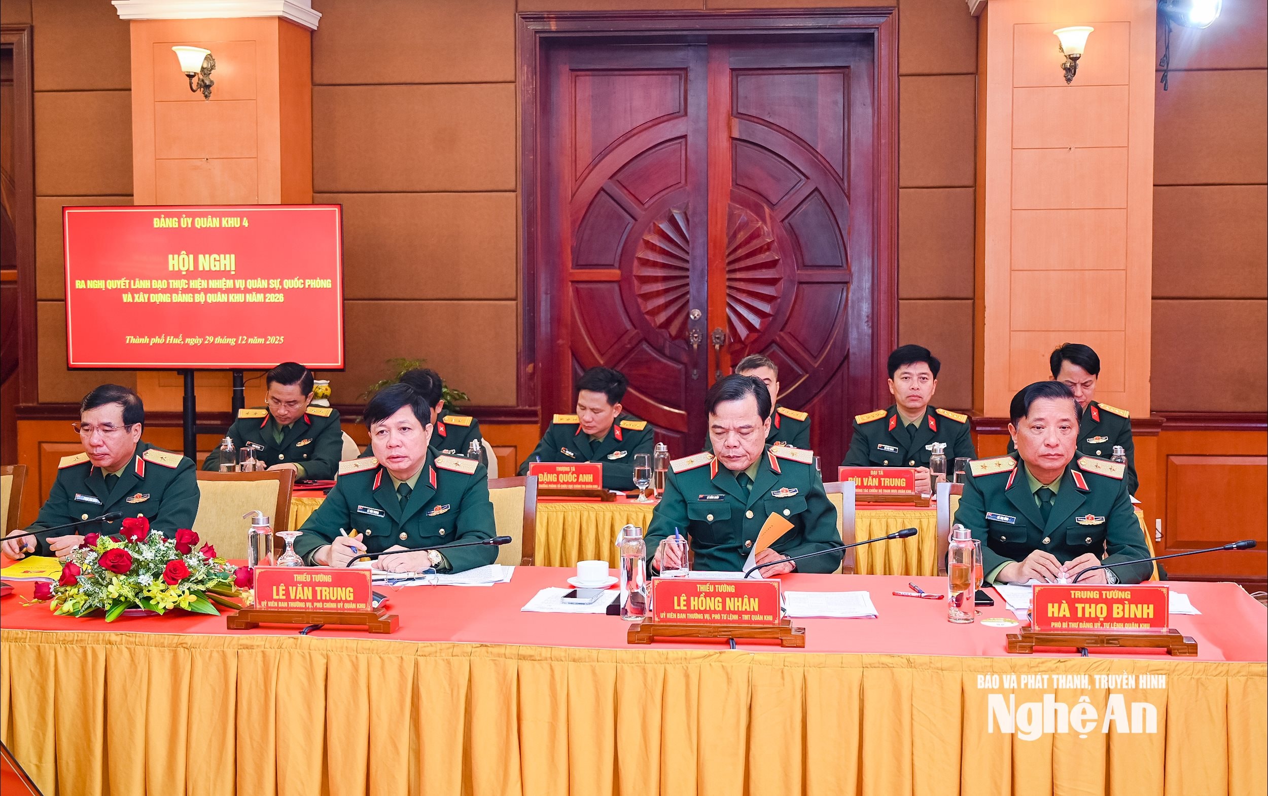 Anh 3 - Cac dong chi trong Thuong vu Dang uy QUan khu du Hoi nghi