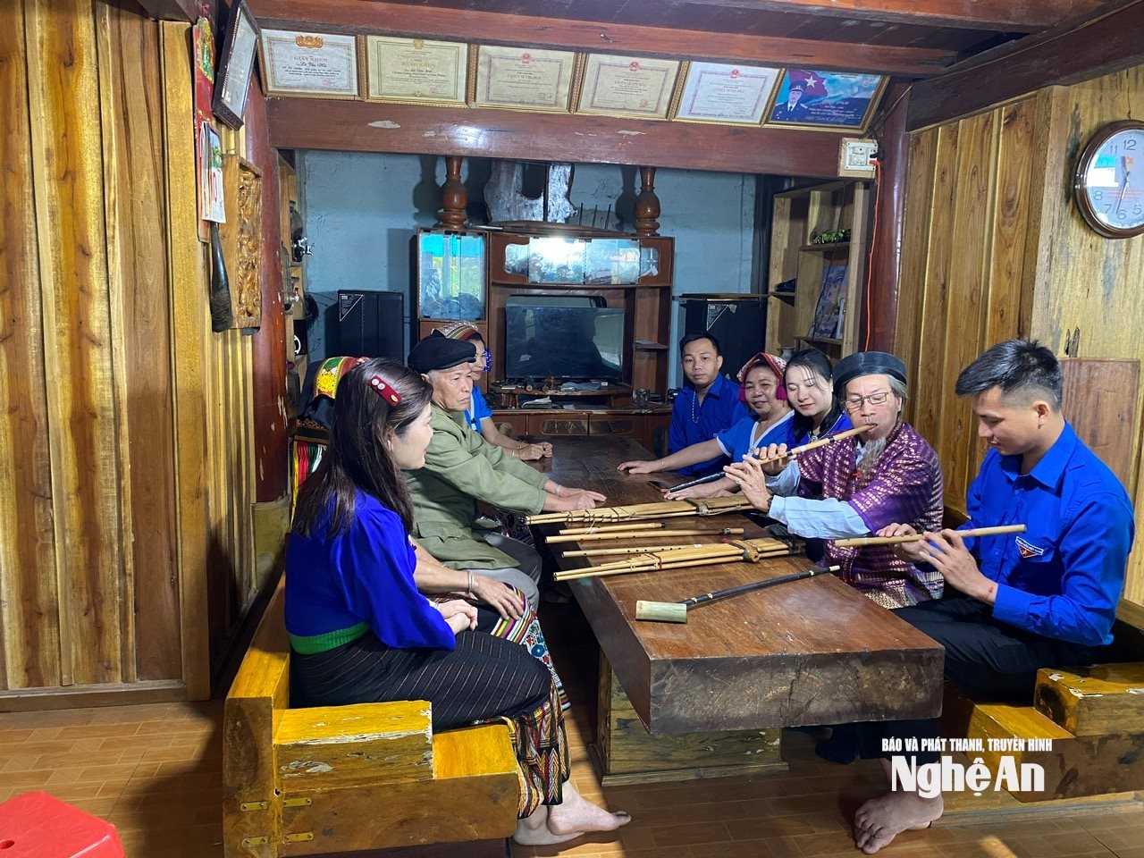 الصورة 4. التبادل الثقافي بين النادي الثقافي التايلاندي في قرية ليم وأعضاء اتحاد الشباب في كومونة هونغ تشان.